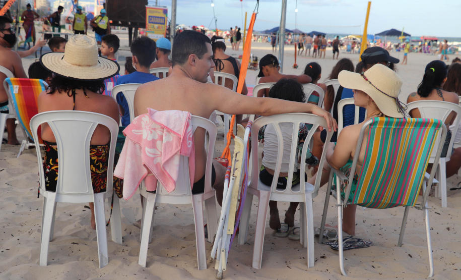Com acrobacias, fogo e palhaçadas, Caravana Cultural encanta veranistas nas praias paranaenses
