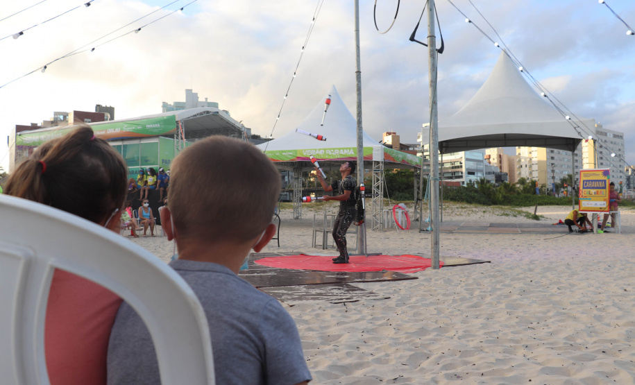 Com acrobacias, fogo e palhaçadas, Caravana Cultural encanta veranistas nas praias paranaenses
