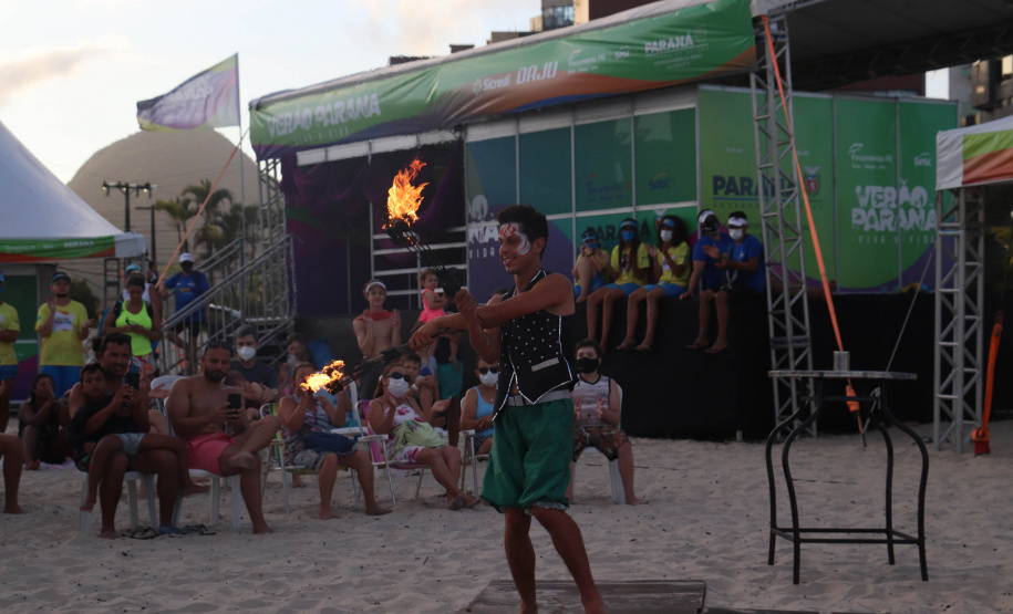 Com acrobacias, fogo e palhaçadas, Caravana Cultural encanta veranistas nas praias paranaenses