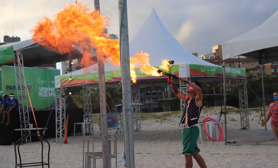 Com acrobacias, fogo e palhaçadas, Caravana Cultural encanta veranistas nas praias paranaenses