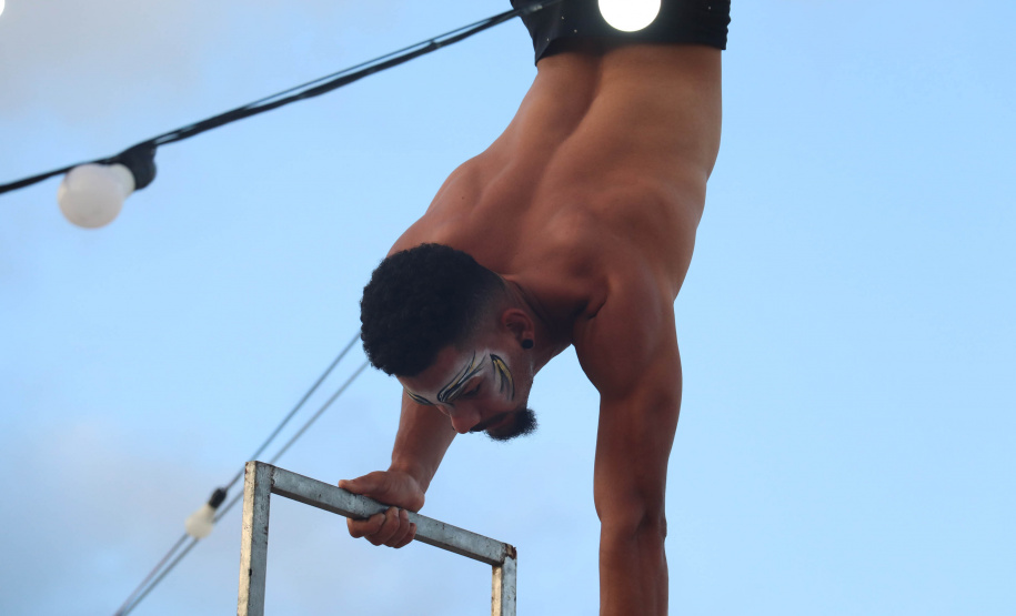 Com acrobacias, fogo e palhaçadas, Caravana Cultural encanta veranistas nas praias paranaenses