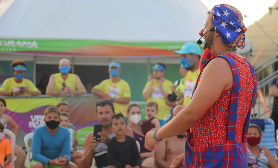 Com acrobacias, fogo e palhaçadas, Caravana Cultural encanta veranistas nas praias paranaenses
