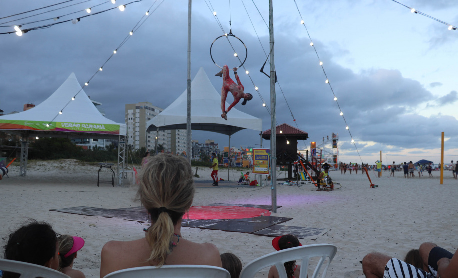 Com acrobacias, fogo e palhaçadas, Caravana Cultural encanta veranistas nas praias paranaenses