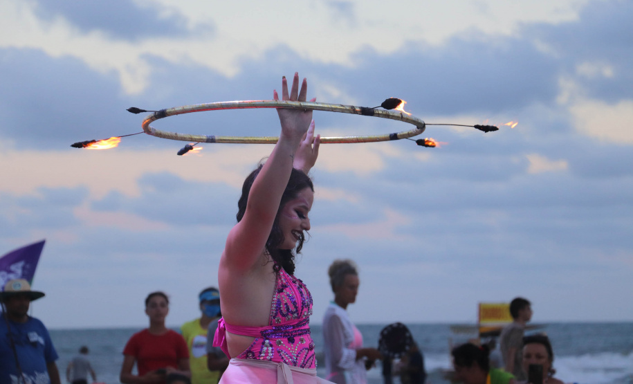 Com acrobacias, fogo e palhaçadas, Caravana Cultural encanta veranistas nas praias paranaenses