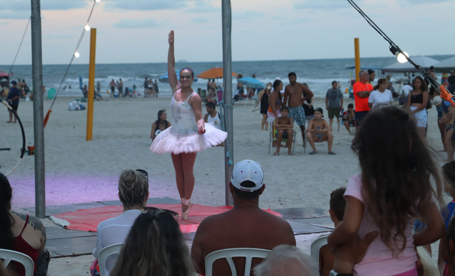 Com acrobacias, fogo e palhaçadas, Caravana Cultural encanta veranistas nas praias paranaenses