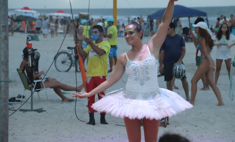 Com acrobacias, fogo e palhaçadas, Caravana Cultural encanta veranistas nas praias paranaenses
