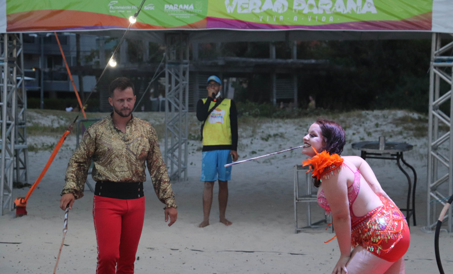 Com acrobacias, fogo e palhaçadas, Caravana Cultural encanta veranistas nas praias paranaenses
