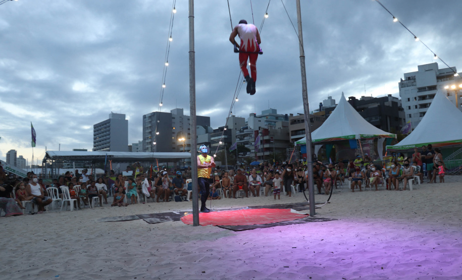Com acrobacias, fogo e palhaçadas, Caravana Cultural encanta veranistas nas praias paranaenses