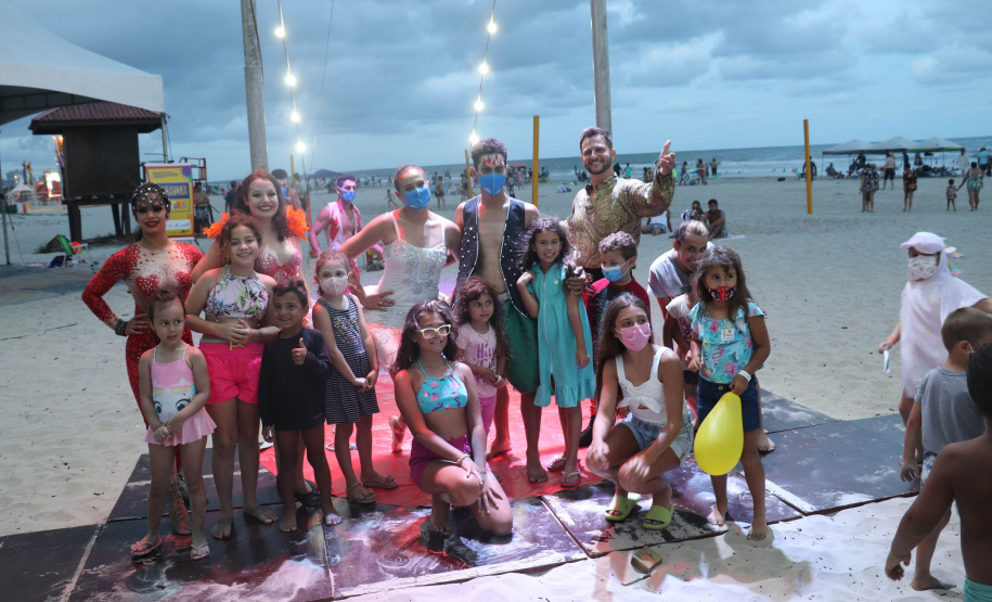 Com acrobacias, fogo e palhaçadas, Caravana Cultural encanta veranistas nas praias paranaenses