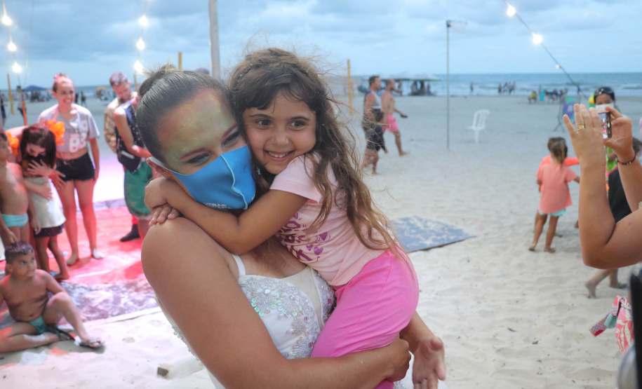 Com acrobacias, fogo e palhaçadas, Caravana Cultural encanta veranistas nas praias paranaenses