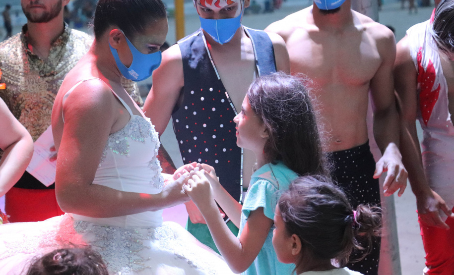 Com acrobacias, fogo e palhaçadas, Caravana Cultural encanta veranistas nas praias paranaenses