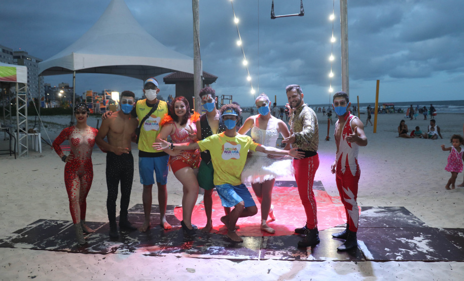 Com acrobacias, fogo e palhaçadas, Caravana Cultural encanta veranistas nas praias paranaenses