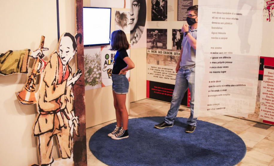 Múltiplo Leminski segue em cartaz no Museu Campos Gerais até 22 de janeiro