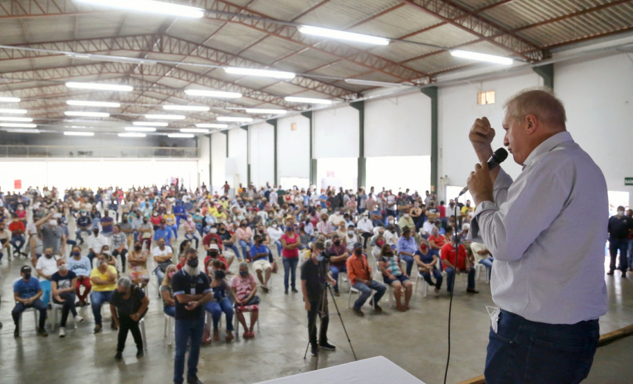 Governo do Estado entrega títulos de regularização fundiária a 535 famílias de Pitanga