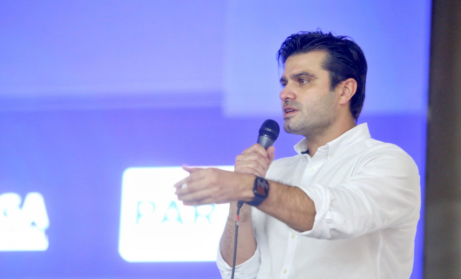 Governo do Estado entrega títulos de regularização fundiária a 535 famílias de Pitanga