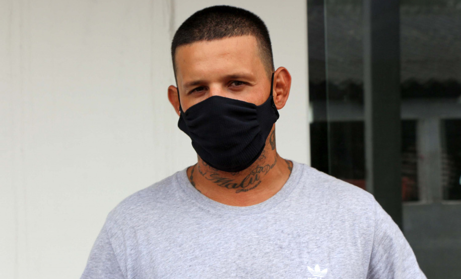 Polícia Militar alimentos para alunos de projeto social em Guaratuba