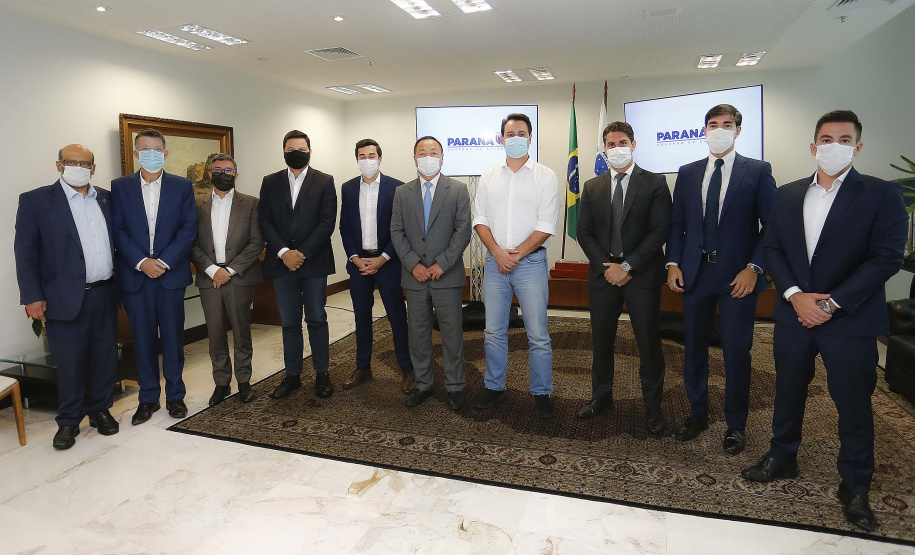 O governador Carlos Massa Ratinho Junior se reuniu nesta segunda-feira (24) com a diretoria do Terminal de Contêineres de Paranaguá (TCP) para apresentar os projetos em andamento do Governo do Estado para ampliar e modernizar a estrutura de exportações pelo Porto de Paranaguá.