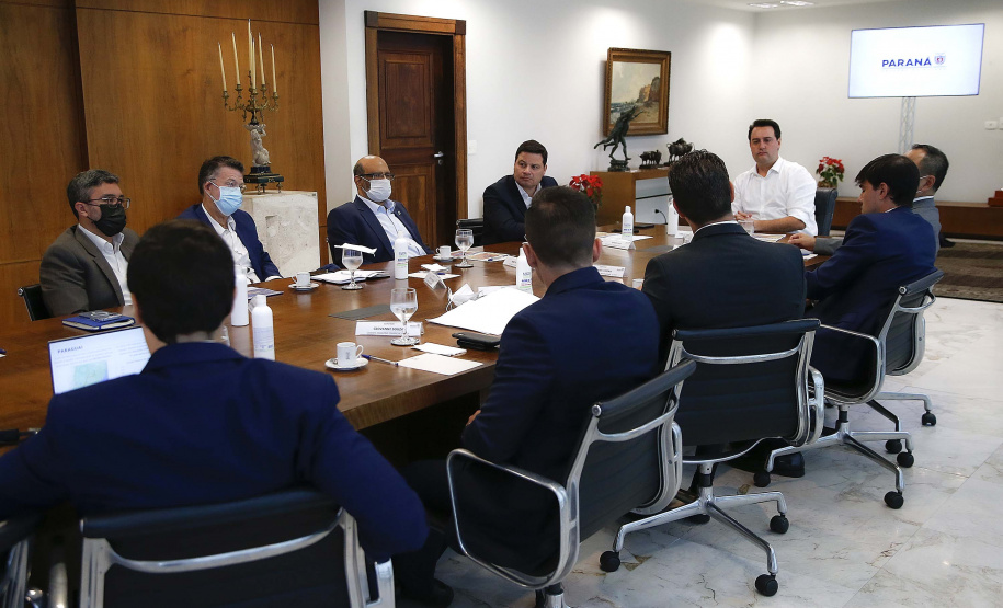 O governador Carlos Massa Ratinho Junior se reuniu nesta segunda-feira (24) com a diretoria do Terminal de Contêineres de Paranaguá (TCP) para apresentar os projetos em andamento do Governo do Estado para ampliar e modernizar a estrutura de exportações pelo Porto de Paranaguá.