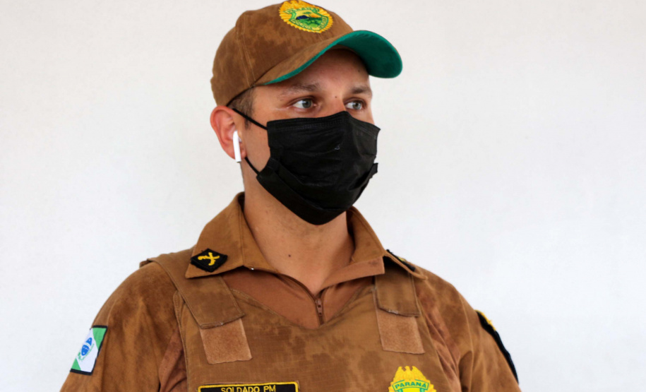 Polícia Militar alimentos para alunos de projeto social em Guaratuba