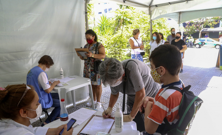 18.01.2022 - Secretário Beto Preto acompanha vacinação infantil. - Curitiba, 18/01/2022