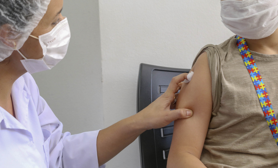 18.01.2022 - Secretário Beto Preto acompanha vacinação infantil. - Curitiba, 18/01/2022