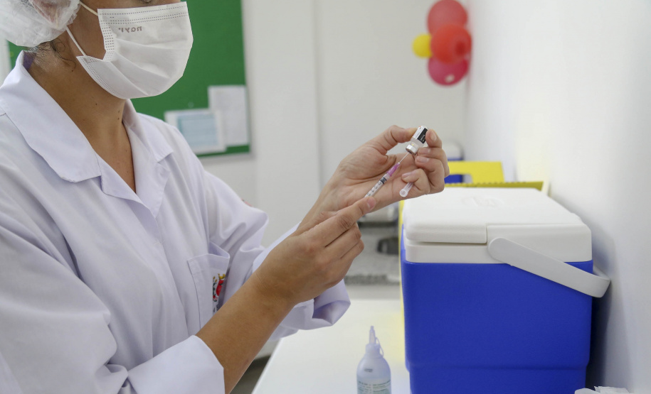 18.01.2022 - Secretário Beto Preto acompanha vacinação infantil. - Curitiba, 18/01/2022