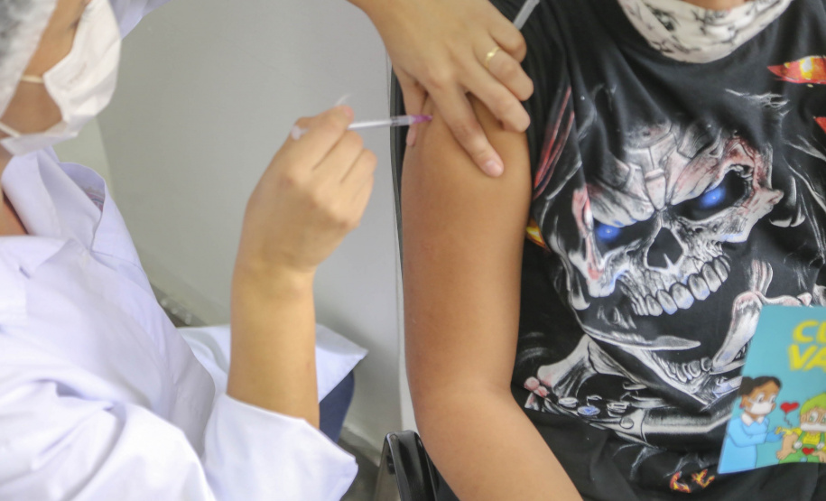 18.01.2022 - Secretário Beto Preto acompanha vacinação infantil. - Curitiba, 18/01/2022