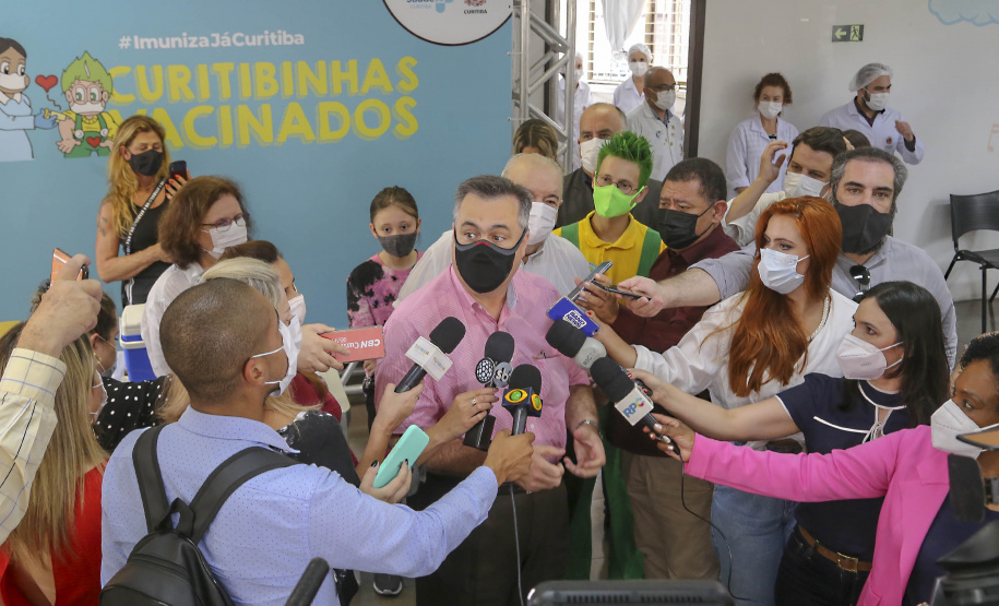 18.01.2022 - Secretário Beto Preto acompanha vacinação infantil. - Curitiba, 18/01/2022