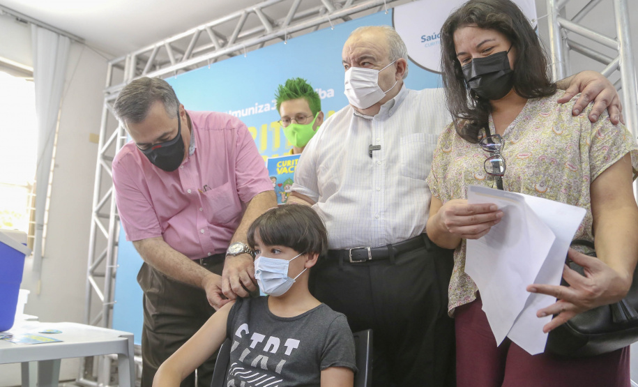 18.01.2022 - Secretário Beto Preto acompanha vacinação infantil. - Curitiba, 18/01/2022