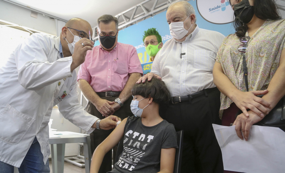 18.01.2022 - Secretário Beto Preto acompanha vacinação infantil. - Curitiba, 18/01/2022