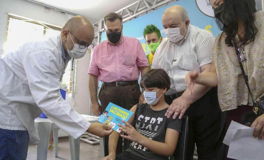 18.01.2022 - Secretário Beto Preto acompanha vacinação infantil. - Curitiba, 18/01/2022