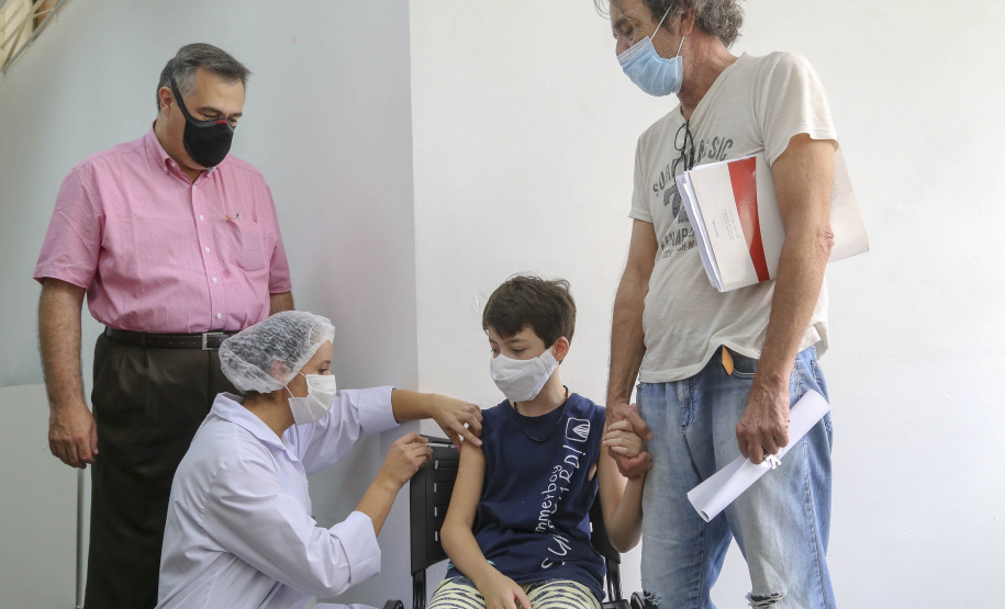 18.01.2022 - Secretário Beto Preto acompanha vacinação infantil. - Curitiba, 18/01/2022