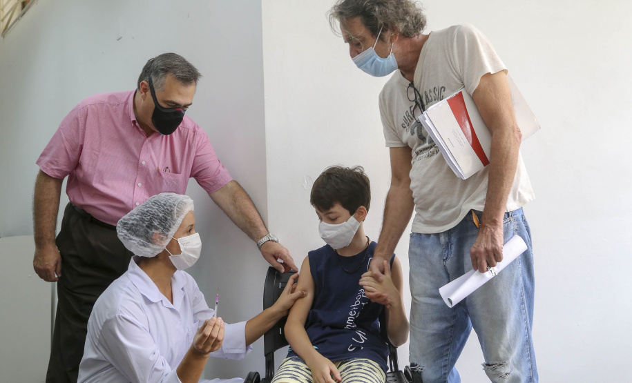 18.01.2022 - Secretário Beto Preto acompanha vacinação infantil. - Curitiba, 18/01/2022