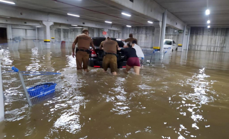Chuva forte causa transtornos em Curitiba e no Litoral