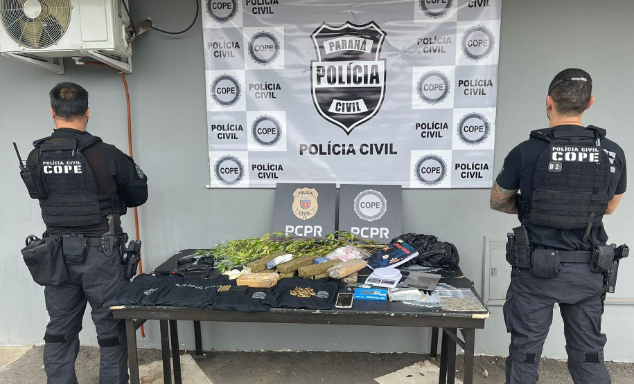 Em operação na Grande Curitiba, PCPR apreende uniformes falsos da polícia e drogas do crime organizado