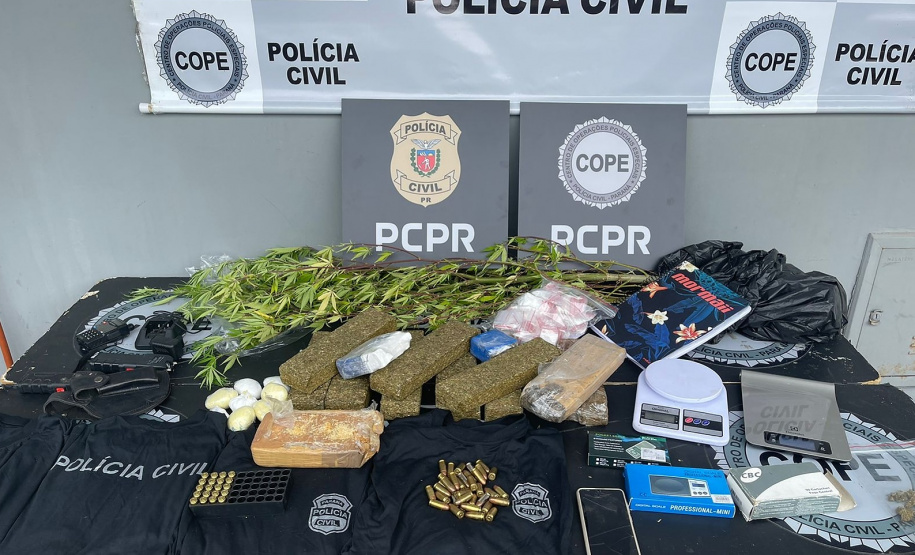 Em operação na Grande Curitiba, PCPR apreende uniformes falsos da polícia e drogas do crime organizado