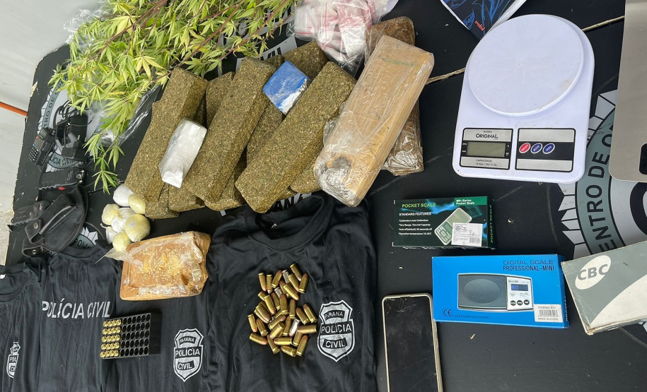 Em operação na Grande Curitiba, PCPR apreende uniformes falsos da polícia e drogas do crime organizado