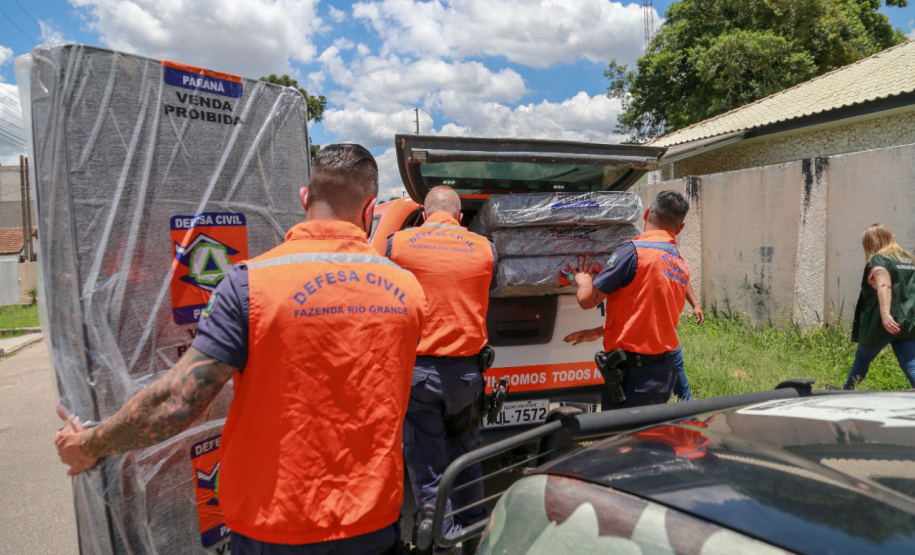 Nesta manhã de quarta-feira, a Defesa Civil Estadual esteve no município de Fazenda Rio Grande para entregar materiais de ajuda humanitária que auxiliarão as pessoas afetadas a se recomporem. - Fazenda Rio Grande, 19/01/2022