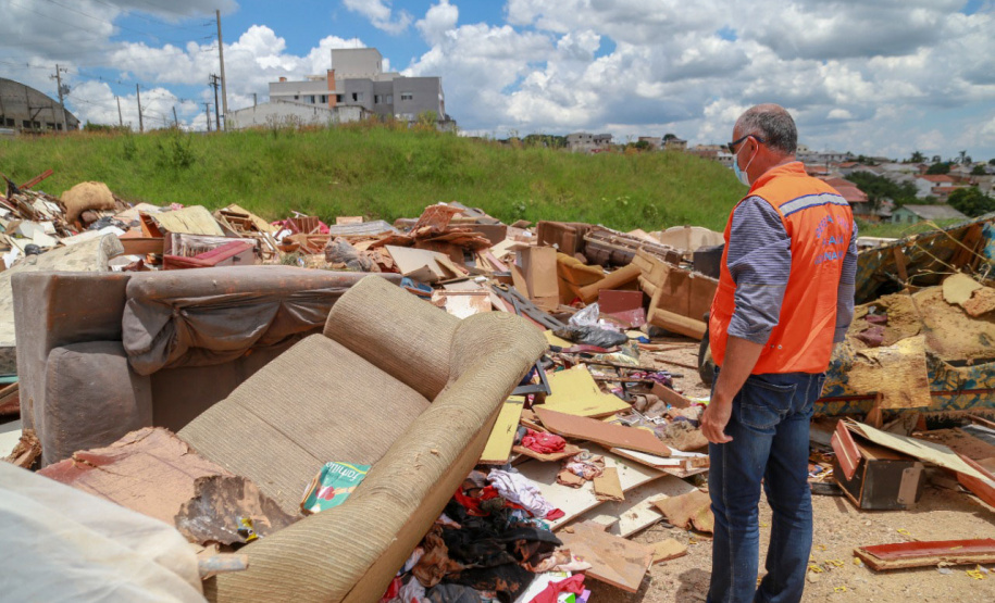 Nesta manhã de quarta-feira, a Defesa Civil Estadual esteve no município de Fazenda Rio Grande para entregar materiais de ajuda humanitária que auxiliarão as pessoas afetadas a se recomporem. - Fazenda Rio Grande, 19/01/2022