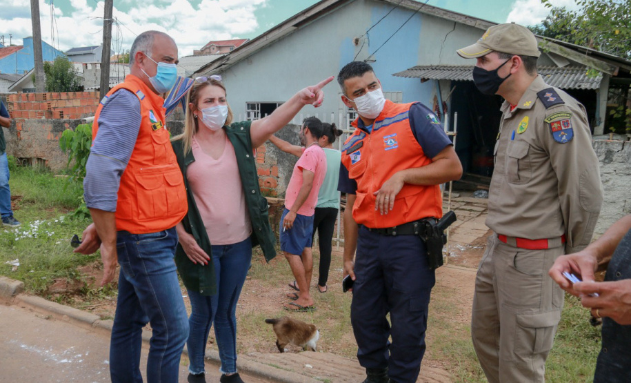 Nesta manhã de quarta-feira, a Defesa Civil Estadual esteve no município de Fazenda Rio Grande para entregar materiais de ajuda humanitária que auxiliarão as pessoas afetadas a se recomporem. - Fazenda Rio Grande, 19/01/2022