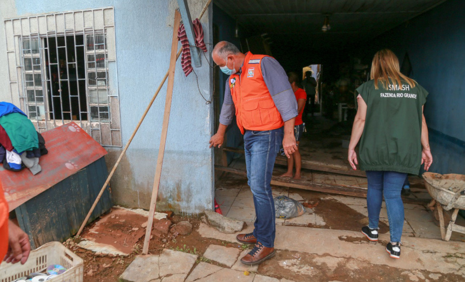 Nesta manhã de quarta-feira, a Defesa Civil Estadual esteve no município de Fazenda Rio Grande para entregar materiais de ajuda humanitária que auxiliarão as pessoas afetadas a se recomporem. - Fazenda Rio Grande, 19/01/2022