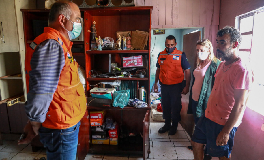 Nesta manhã de quarta-feira, a Defesa Civil Estadual esteve no município de Fazenda Rio Grande para entregar materiais de ajuda humanitária que auxiliarão as pessoas afetadas a se recomporem. - Fazenda Rio Grande, 19/01/2022