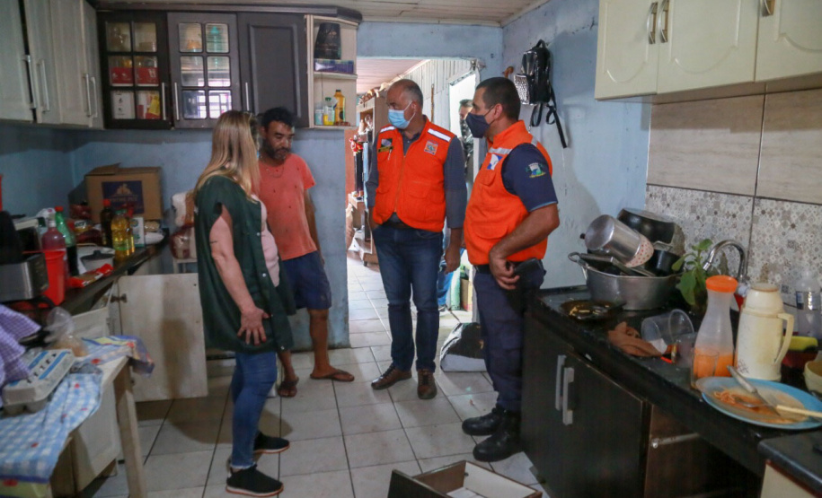 Nesta manhã de quarta-feira, a Defesa Civil Estadual esteve no município de Fazenda Rio Grande para entregar materiais de ajuda humanitária que auxiliarão as pessoas afetadas a se recomporem. - Fazenda Rio Grande, 19/01/2022