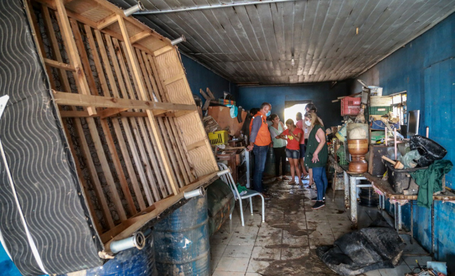 Nesta manhã de quarta-feira, a Defesa Civil Estadual esteve no município de Fazenda Rio Grande para entregar materiais de ajuda humanitária que auxiliarão as pessoas afetadas a se recomporem. - Fazenda Rio Grande, 19/01/2022