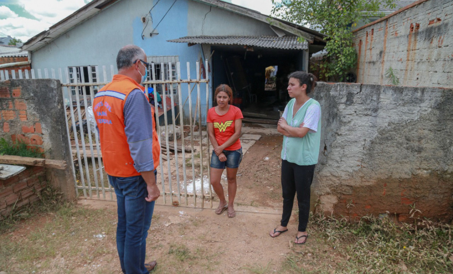 Nesta manhã de quarta-feira, a Defesa Civil Estadual esteve no município de Fazenda Rio Grande para entregar materiais de ajuda humanitária que auxiliarão as pessoas afetadas a se recomporem. - Fazenda Rio Grande, 19/01/2022