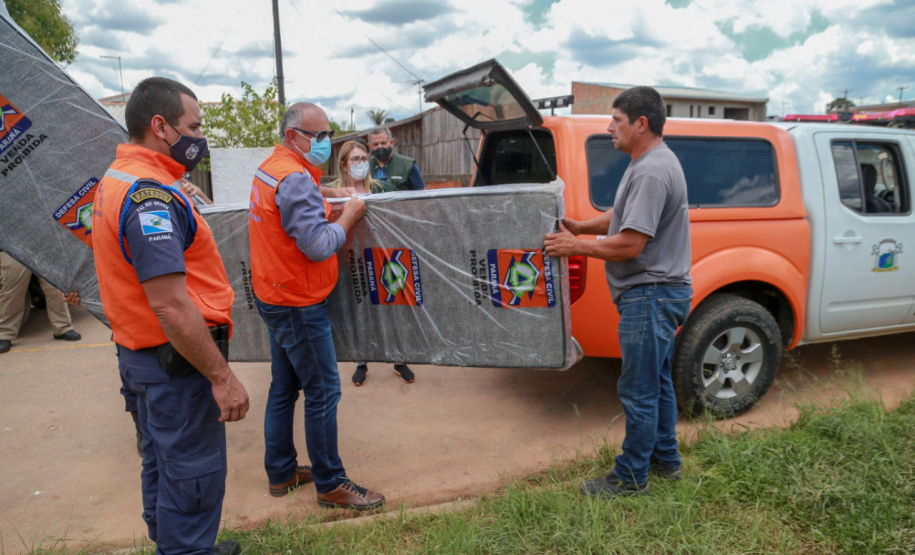 Nesta manhã de quarta-feira, a Defesa Civil Estadual esteve no município de Fazenda Rio Grande para entregar materiais de ajuda humanitária que auxiliarão as pessoas afetadas a se recomporem. - Fazenda Rio Grande, 19/01/2022