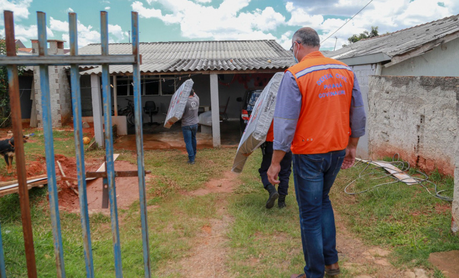 Nesta manhã de quarta-feira, a Defesa Civil Estadual esteve no município de Fazenda Rio Grande para entregar materiais de ajuda humanitária que auxiliarão as pessoas afetadas a se recomporem. - Fazenda Rio Grande, 19/01/2022