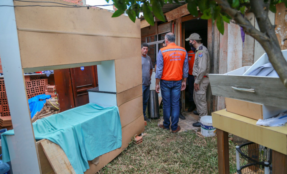 Nesta manhã de quarta-feira, a Defesa Civil Estadual esteve no município de Fazenda Rio Grande para entregar materiais de ajuda humanitária que auxiliarão as pessoas afetadas a se recomporem. - Fazenda Rio Grande, 19/01/2022