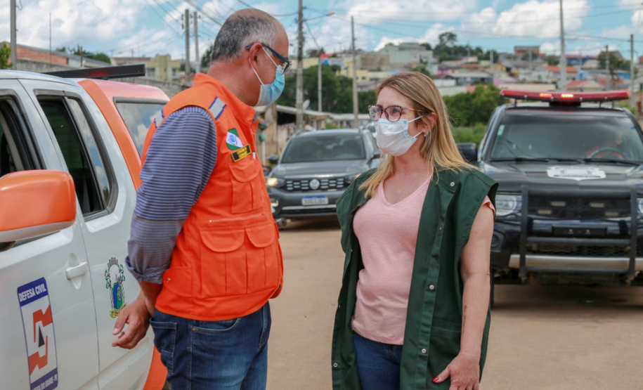 Nesta manhã de quarta-feira, a Defesa Civil Estadual esteve no município de Fazenda Rio Grande para entregar materiais de ajuda humanitária que auxiliarão as pessoas afetadas a se recomporem. - Fazenda Rio Grande, 19/01/2022