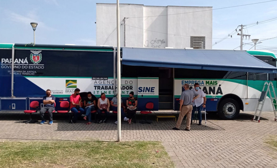 Em ônibus itinerante, Estado leva oportunidades de emprego aos moradores da RMC
